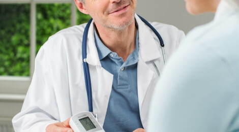 InUse_VSA_doctor-women-measurement-over-shoulder-2